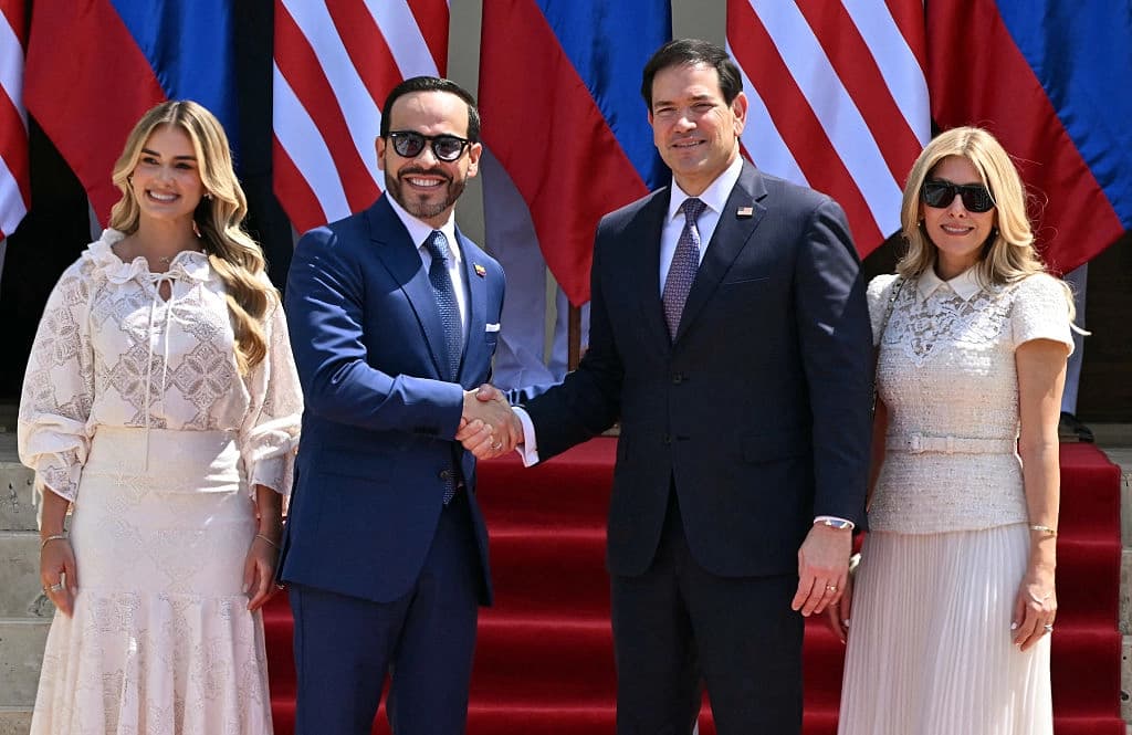 El secretario de Estado estadounidense, Marco Rubio (segundo por la derecha), y su esposa, Jeanette Dousdebes, son recibidos por el presidente colombiano Abelardo de la Espriella y su esposa, Ana Lucía Pineda, a su llegada a Barranquilla, Colombia, el 8 de septiembre de 2026. (Luis Acosta /AFP vía Getty Images).