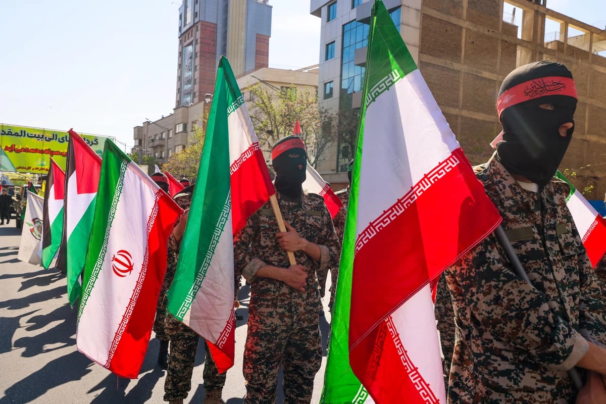 Ciudadanos iraníes asisten al cortejo fúnebre de siete miembros del Cuerpo de la Guardia Revolucionaria Islámica fallecidos en un ataque, en Teherán, el 5 de abril de 2024. (ATTA KENARE/AFP vía Getty Images).