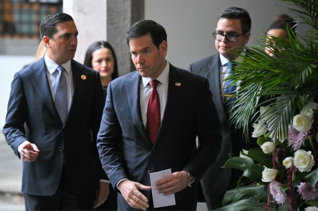 El secretario de Estado de EE. UU., Marco Rubio (C), y el ministro de Relaciones Exteriores de Ecuador, Roberto Kury (I), llegan a una conferencia de prensa en el Palacio Carondelet de Quito el 9 de septiembre de 2026. (Rodrigo BUENDIA / AFP vía Getty Images)