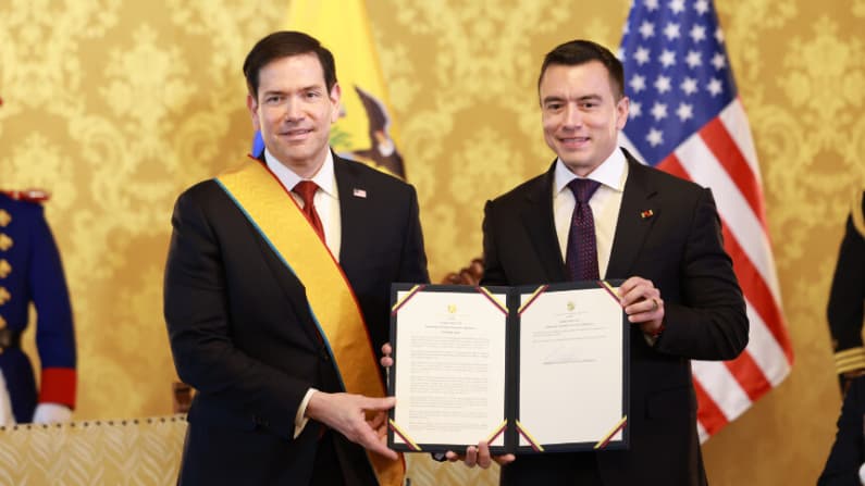 Noboa condecora a Marco Rubio en Ecuador y reconoce su capacidad de resolver problemas