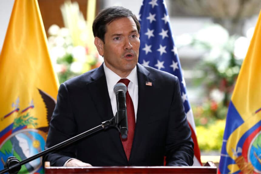 El secretario de Estado de Estados Unidos, Marco Rubio, habla durante una rueda de prensa este miércoles, en Quito, Ecuador. (EFE/ José Jácome)
