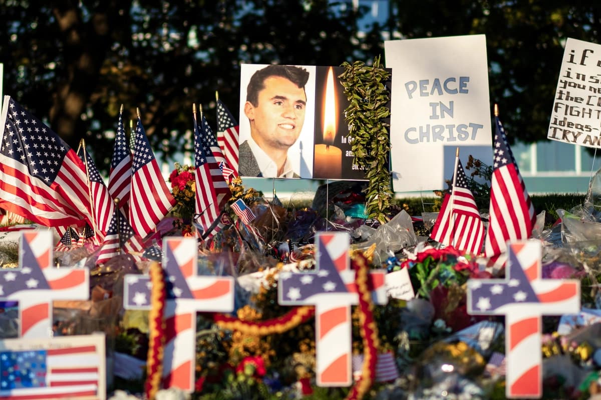 Flores, banderas estadounidenses y otros objetos colocados en un memorial en honor a Charlie Kirk en la Universidad de Utah Valley, en Orem, Utah, el 16 de septiembre de 2025. (Madalina Kilroy/The Epoch Times)
