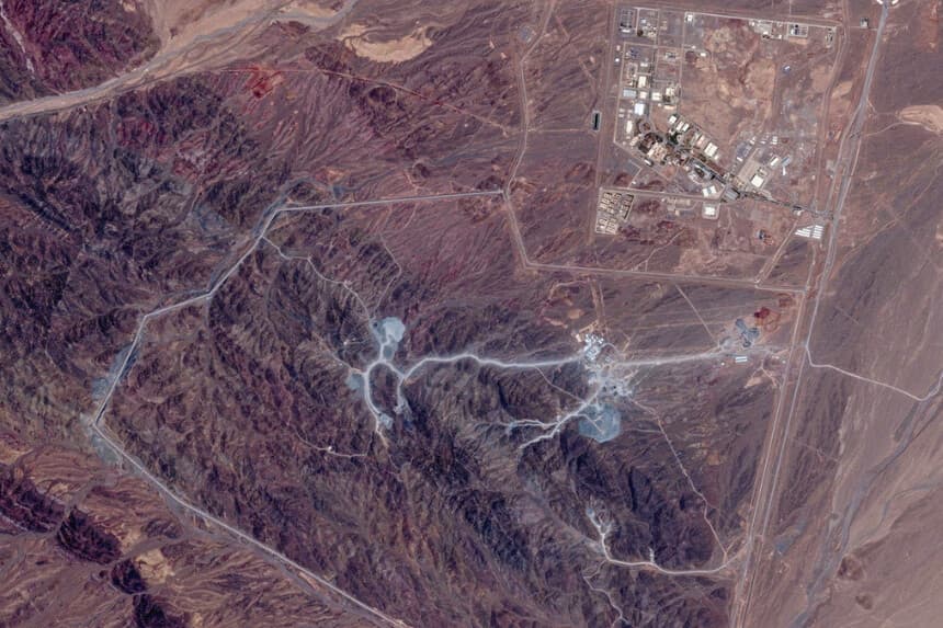 Una vista satelital muestra una visión general de la instalación nuclear de Natanz y de Pickaxe Mountain, cerca de Natanz, Irán, 30 de junio de 2026. (Vantor/Folleto vía Reuters).