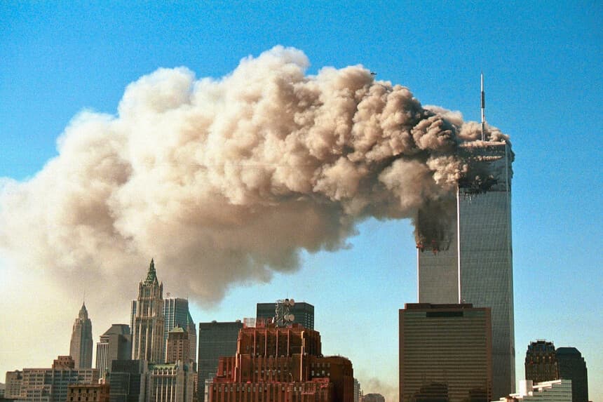 El humo sale de las torres gemelas del World Trade Center después de que fueran alcanzados por dos aviones secuestrados en un atentado terrorista en Nueva York el 11 de septiembre de 2001. (Robert Giroux/Getty Images).
