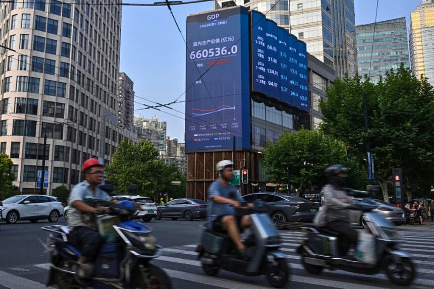 Una pantalla muestra las cifras del producto interior bruto (PIB) en Shanghái el 15 de julio de 2025. Héctor (Retamal/AFP vía Getty Images).