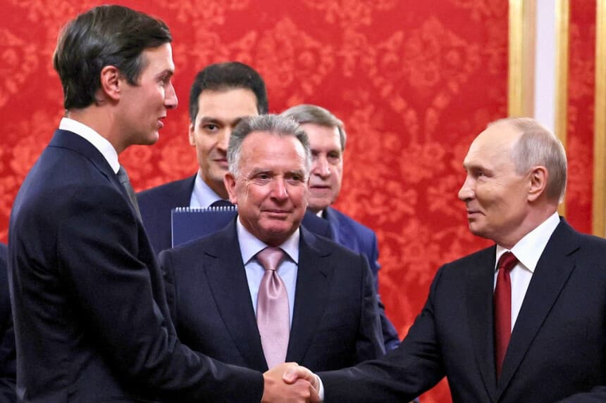 El presidente ruso Vladimir Putin estrecha la mano de Jared Kushner, yerno del presidente estadounidense Donald Trump, mientras el enviado especial estadounidense Steve Witkoff se encuentra cerca durante una reunión en el Kremlin en Moscú el 5 de septiembre de 2026. (Sputnik/Mijaíl Metzel/Pool vía Reuters).