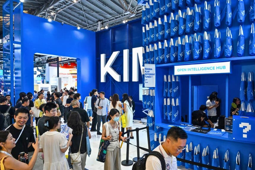 La gente visita el stand de Moonshot AI, que presenta el modelo Kimi K3, durante la Conferencia Mundial de Inteligencia Artificial (WAIC) en Shanghái el 18 de julio de 2026. (Hector Retamal/AFP vía Getty Images).