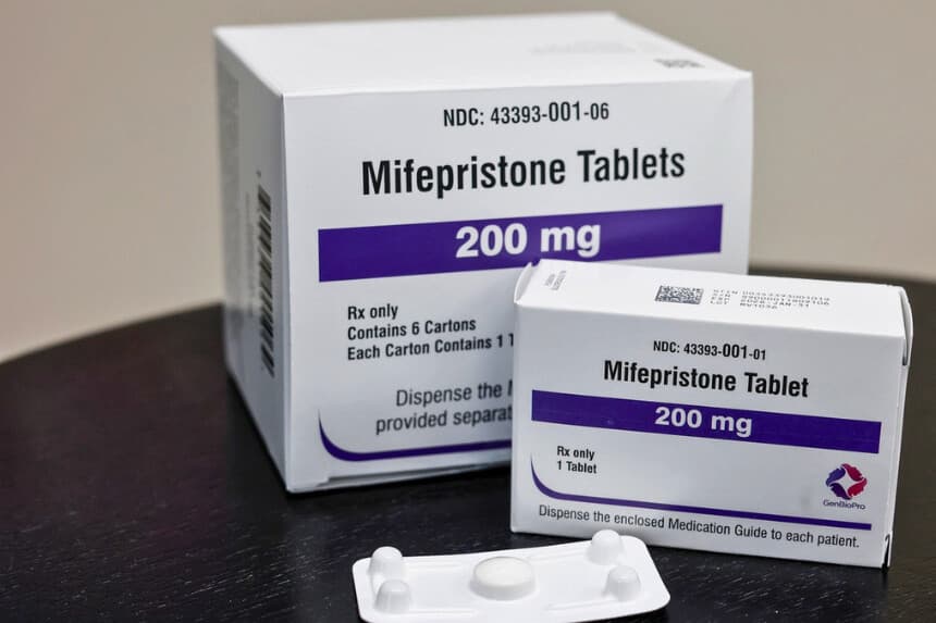 Las tabletas de mifepristona se exhiben en una clínica de planificación familiar en Rockville, Maryland, el 13 de abril de 2023. (Anna Moneymaker/Getty Images).