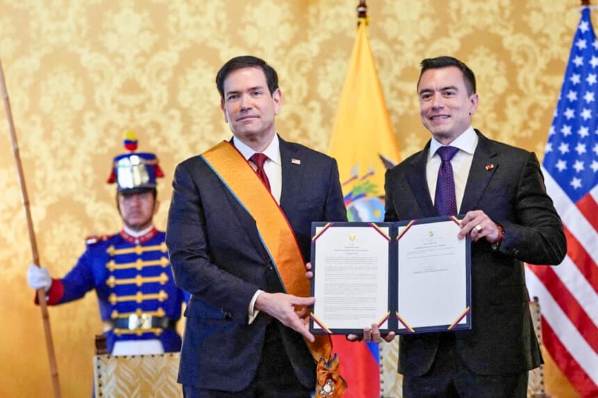El presidente ecuatoriano Daniel Noboa (R) y el secretario de Estado Marco Rubio sostienen un documento relacionado con la Orden Nacional al Mérito de más alto rango de Ecuador, la Gran Cruz, entregado a Rubio, que lleva en el Palacio Carondelet de Quito, Ecuador, el 9 de septiembre de 2026. (Dolores Ochoa/Pool vía Reuters).