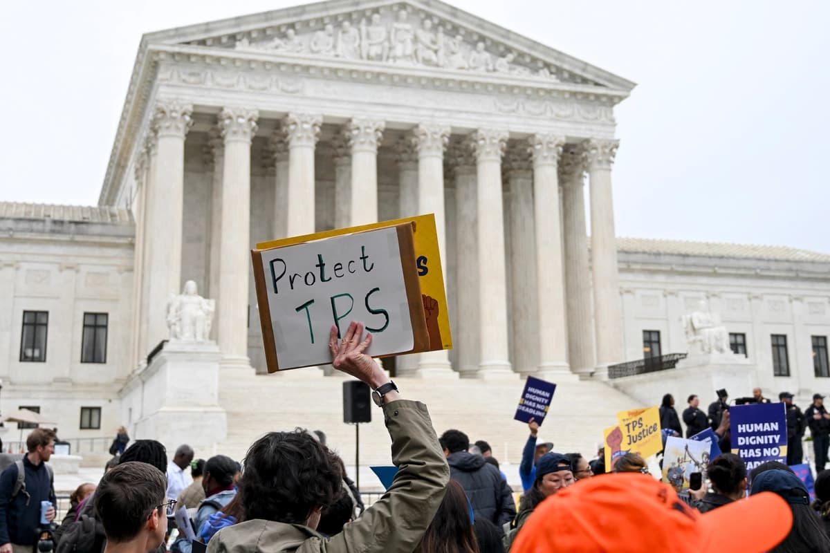 Miembros de la Alianza Nacional TPS se manifiestan frente a la Corte Suprema de Estados Unidos en Washington, el 29 de abril de 2026. (Alex Wroblewski / AFP vía Getty Images).