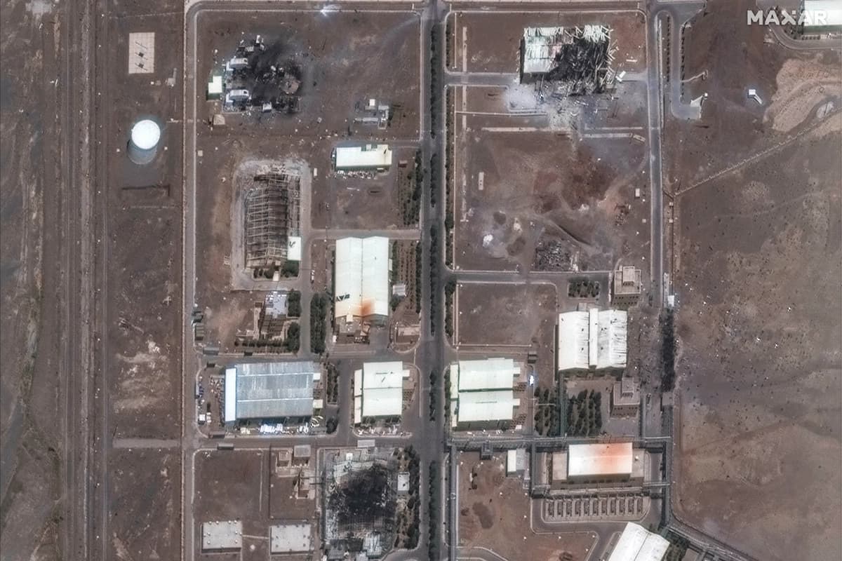 Esta imagen satelital muestra la planta de enriquecimiento nuclear de Natanz, donde varios edificios fueron destruidos por ataques aéreos israelíes, a 217 kilómetros al sureste de Teherán, Irán, el 14 de junio de 2025. (Maxar Technologies vía AP).