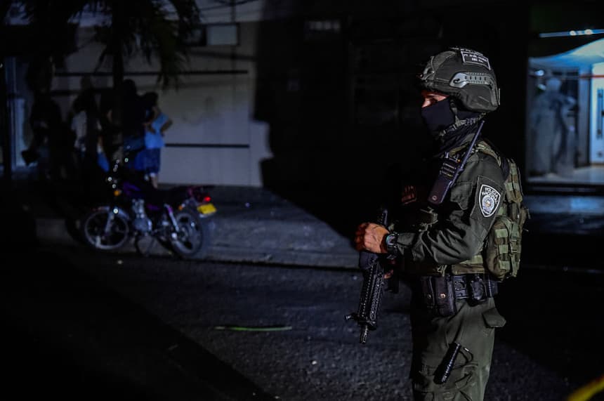Imagen ilustrativa: Un agente de la Policía Nacional de Colombia hace guardia en el lugar de la explosión de un coche bomba cerca de una estación de policía en Los Patios, departamento de Norte de Santander, Colombia, el 1 de septiembre de 2026. (Schneyder Mendoza / AFP via Getty Images)