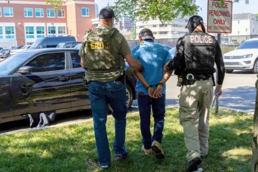 Agentes de Inmigración y Control de Aduanas detienen a un inmigrante ilegal tras una audiencia judicial en Stamford, Connecticut, el 3 de julio de 2025. (John Moore/Getty Images).
