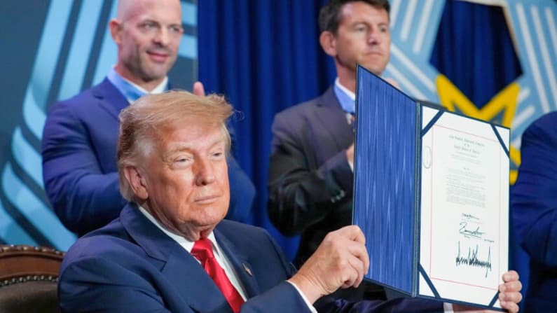 Trump firma ley para establecer en Washington un monumento a los condecorados con la Medalla de Honor