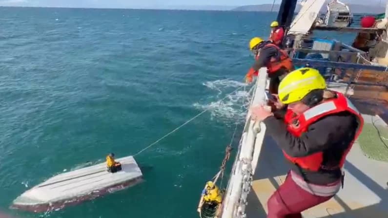 Joven de 15 años sobrevive 2 días sobre bote volcado en el mar de Alaska