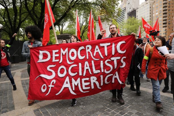 Miembros de Socialistas Demócratas de Estados Unidos se reúnen frente a un edificio propiedad de Trump el Primero de Mayo, el 1 de mayo de 2019, en la ciudad de Nueva York. (Spencer Platt/Getty Images)
