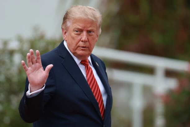 El presidente de Estados Unidos, Donald Trump, abandona el palacio presidencial de Áras an Uachtaráin en Dublín, Irlanda, el 12 de septiembre de 2026. (EFE/EPA/NEIL HALL)