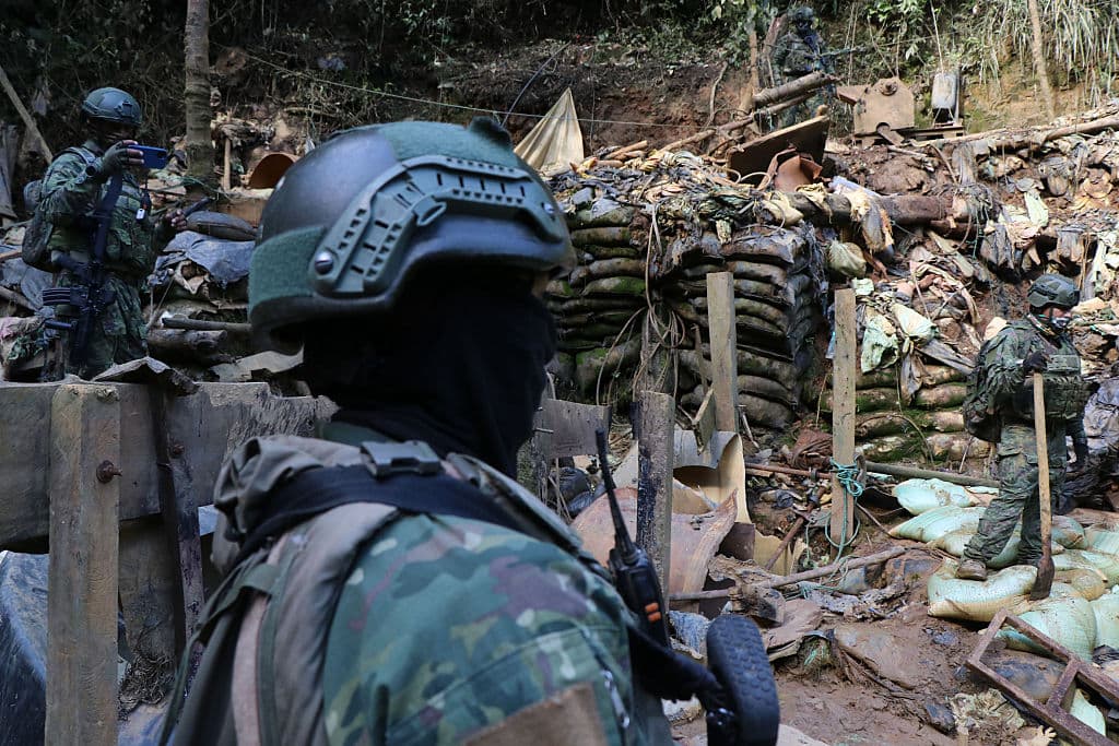 Miembros del Ejército participan en una operación contra la minería ilegal en Buenos Aires, provincia de Imbabura, Ecuador, el 27 de mayo de 2026. Las recientes acciones militares incluyen apoyo aéreo y demoliciones dirigidas contra operaciones ilegales. (Galo Paguay / AFP vía Getty Images)