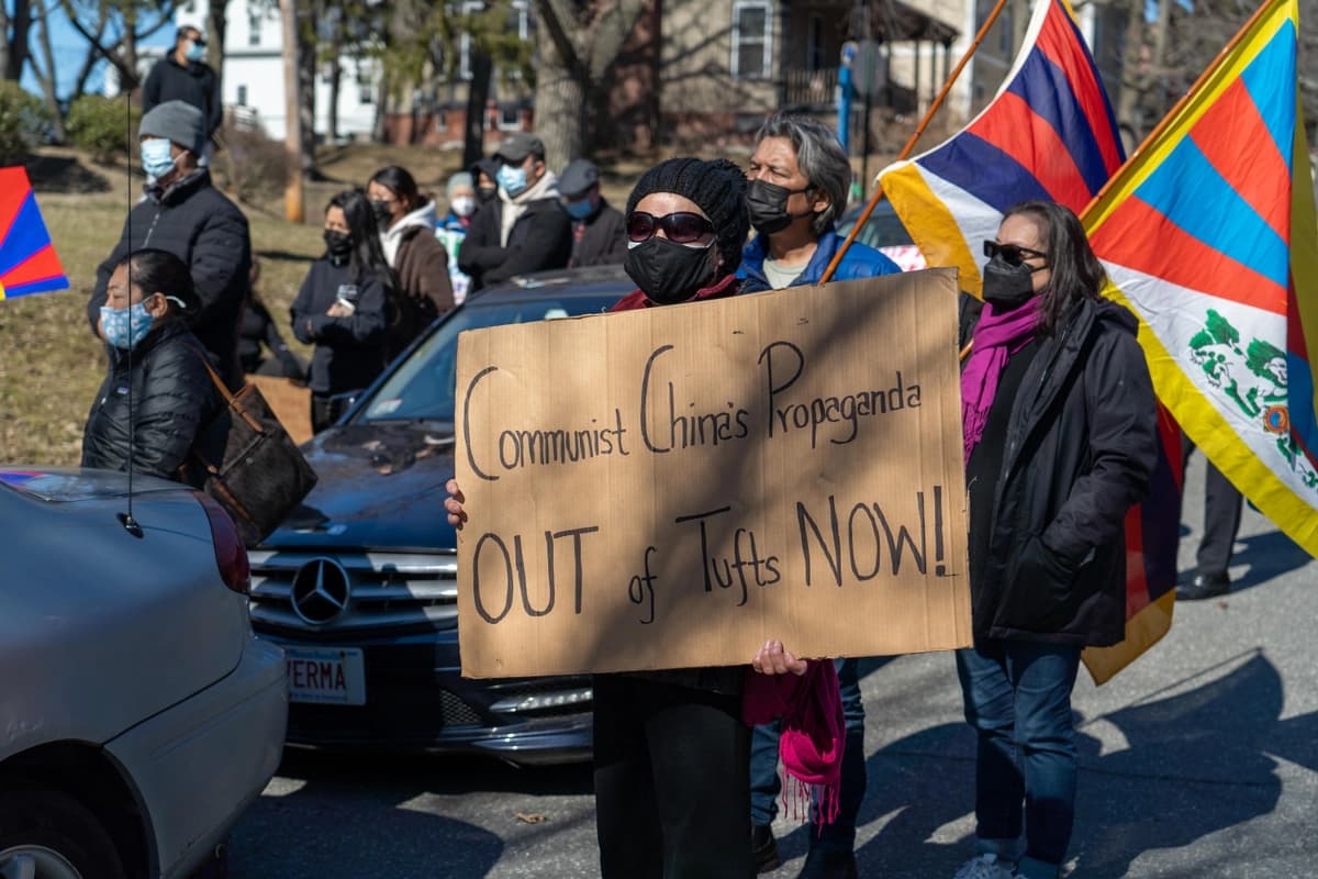 Un manifestante pide a la Universidad de Tufts que cierre su Instituto Confucio, un programa de formación lingüística que el régimen chino utiliza para promover mentalidades comunistas, en Somerville, Massachusetts, el 13 de marzo de 2021. (Learner Liu/The Epoch Times)