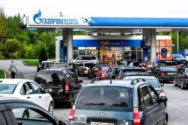 Varias personas hacen cola para repostar en una gasolinera de Gazpromneft en las afueras de Pereslavl-Zalesskiy, Rusia, el 6 de agosto de 2026. (Igor Ivanko/AFP vía Getty Images)
