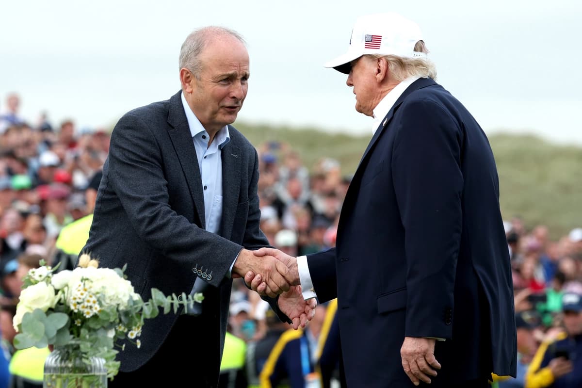 El presidente de EE. UU., Donald Trump (derecha), le da la mano al primer ministro irlandés, Micheal Martin, antes de entregar el trofeo de ganador al irlandés Shane Lowry (no aparece en la foto) en el último día del Abierto de Irlanda en Doonbeg, Irlanda, el 13 de septiembre de 2026. (Anna Moneymaker/Getty Images)