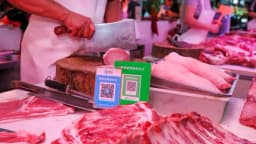 Un mercado de Shanghái ordena a carniceros encadenar sus cuchillos y provoca comparaciones con Xinjiang