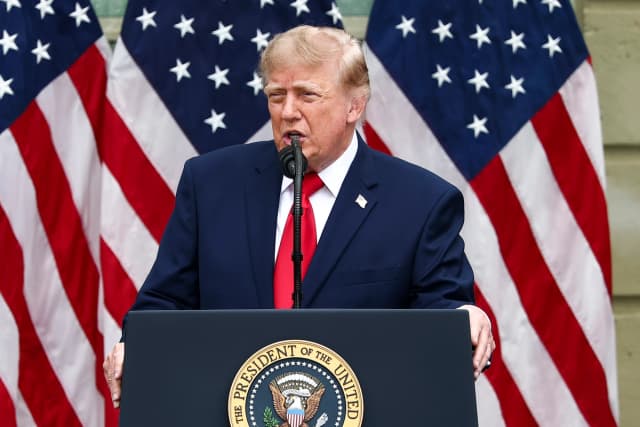 El presidente Donald Trump habla durante una ceremonia para conmemorar el 25.º aniversario de los ataques terroristas del 11 de septiembre en el patio del Pentágono en Arlington, Virginia, el 11 de septiembre de 2026. (Finn Gomez/Getty Images)