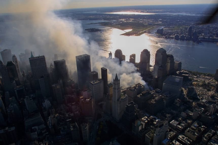 El humo sigue elevándose desde el World Trade Center destruido el 15 de septiembre de 2001 en Nueva York. (Keith Meyers/AFP vía Getty Images)