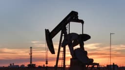 El petróleo sube más de un 2 % tras ataques hutíes contra Arabia Saudita y cierre de un oleoducto