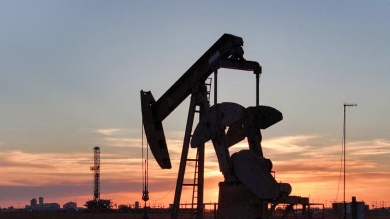 El petróleo sube más de un 2 % tras ataques hutíes contra Arabia Saudita y cierre de un oleoducto
