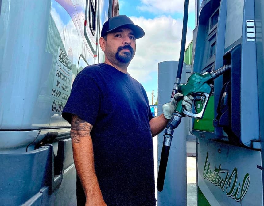 El conductor de camión comercial Phillip Guirre se prepara para llenar de diésel el semirremolque de su empresa en Long Beach, California, el 5 de junio de 2025. (Allan Stein/The Epoch Times)