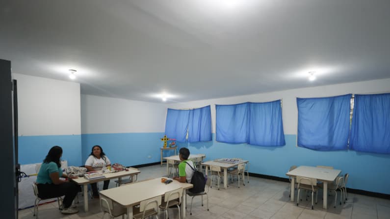 El inicio del año escolar registra poca asistencia en la zona venezolana afectada por sismos