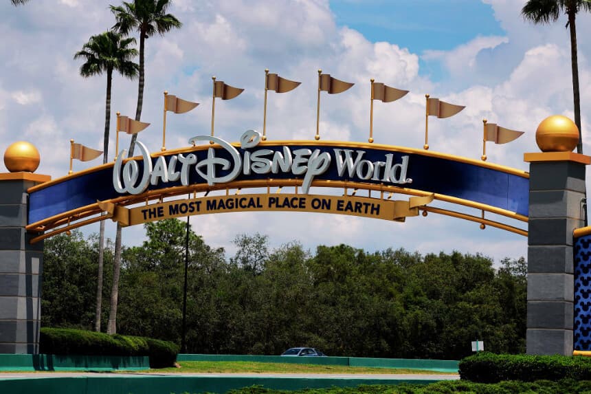 Un letrero cerca de una entrada a Walt Disney World el 22 de mayo de 2023 en Orlando, Florida. (Joe Raedle/Getty Images)