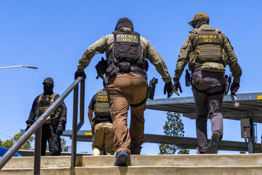 Agentes de Inmigración y Control de Aduanas (ICE) salen frente al Centro de Gobierno del Condado de Ventura en Ventura, California, el 27 de julio de 2026. (Blake Fagan/AFP vía Getty Images).