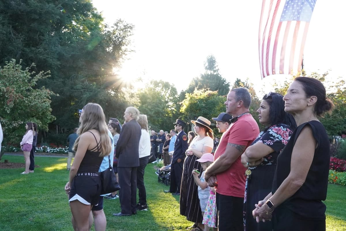 Asistentes a la ceremonia del Día del Patriota del 11-S en el Jardín Botánico del Condado de Orange en Montgomery, Nueva York, el 11 de septiembre de 2026. (Oliver Mantyk/The Epoch Times).