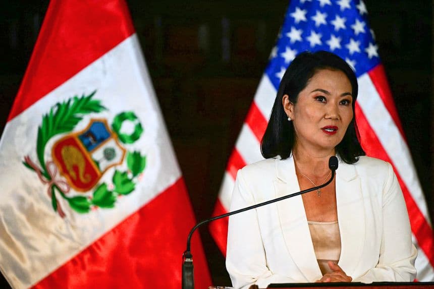 La presidenta de Perú, Keiko Fujimori, habla junto al secretario de Estado de EE. UU., Marco Rubio (fuera de cuadro), durante una conferencia de prensa en el Palacio de Gobierno de Lima, el 10 de septiembre de 2026. (ERNESTO BENAVIDES / AFP vía Getty Images)