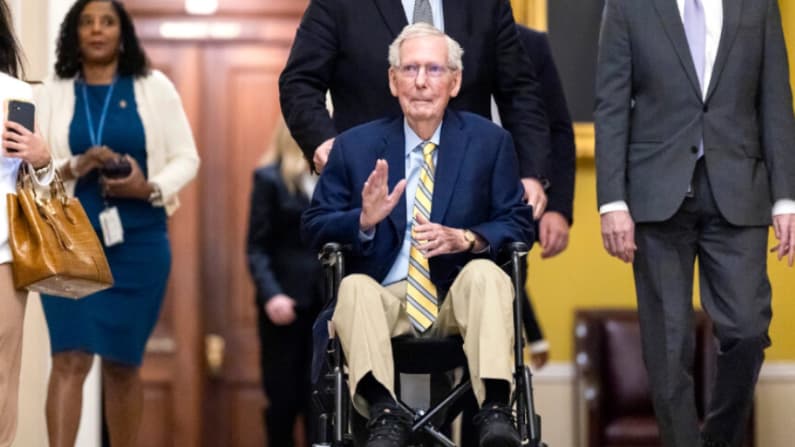 El senador McConnell regresa al Congreso