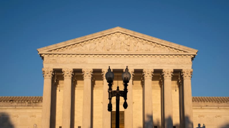 Corte Suprema bloquea norma de Trump sobre voto por correo del Servicio Postal