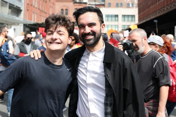 El entonces representante estatal Zohran Mamdani (R), demócrata de Nueva York y candidato a la alcaldía de la Ciudad de Nueva York, posa con un simpatizante frente a una tienda de Tesla, durante una protesta en Nueva York el 29 de marzo de 2025. (CHARLY TRIBALLEAU/AFP vía Getty Images)