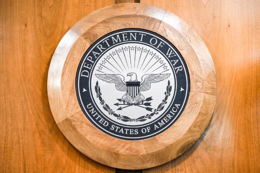Se observa el nuevo logotipo del Departamento de Guerra en el interior del Pentágono, en Arlington, Virginia, el 8 de septiembre de 2025. (Andrew Caballero-Reynolds/AFP vía Getty Images).