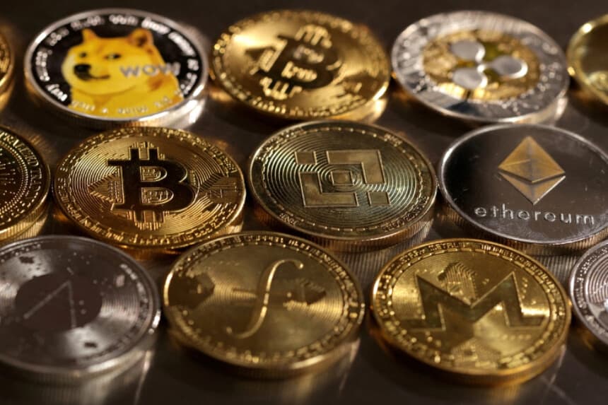 Imagen Ilustrativa: Representaciones de criptomonedas. (Dado Ruvic/Reuters).