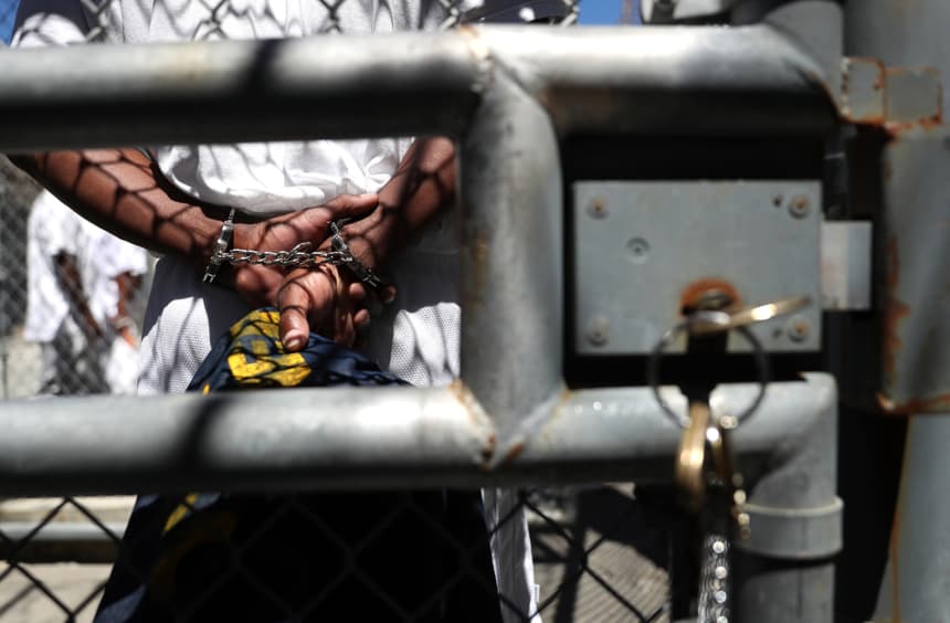 Imagen ilustrativa: Un recluso condenado a muerte permanece de pie con las manos esposadas mientras se prepara para ser trasladado desde el patio de ejercicios de regreso a su celda en el corredor de la muerte de la prisión estatal de San Quentin, el 15 de agosto de 2016 en San Quentin, California. (Foto de Justin Sullivan/Getty Images)