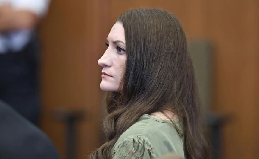 La acusada Lindsay Clancy observa cómo los miembros del jurado ingresan a la sala de audiencias, mientras el jurado reanuda sus deliberaciones, en la Corte Superior de Plymouth, en Plymouth, Massachusetts, el 4 de septiembre de 2026. (Greg Derr/Pool vía Reuters)