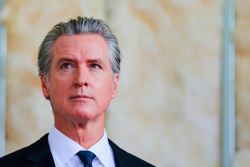 El gobernador de California, Gavin Newsom, habla en una rueda de prensa y en la firma de un proyecto de ley en Oakland, California, el 13 de julio de 2026. (Heather Diehl/Getty Images).