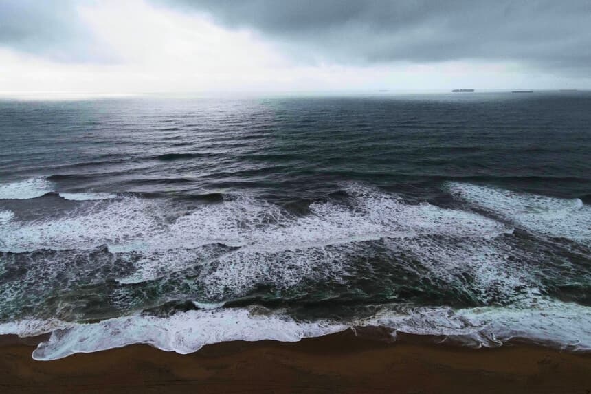 Las nubes llegan desde el Océano Pacífico durante una tormenta en Bolsa Chica, cerca de Huntington Beach, California, el 1 de febrero de 2024. (David Swanson/AFP vía Getty Images).