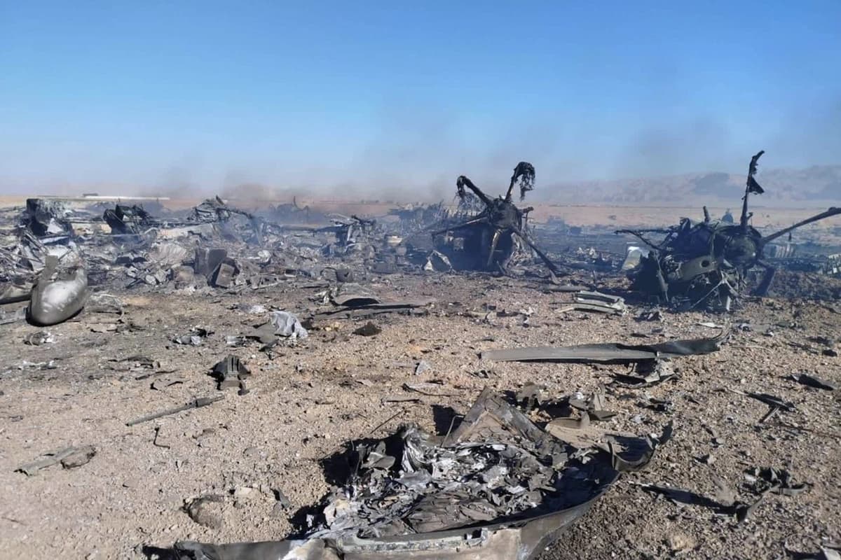 Restos en lo que la televisión estatal iraní dijo que era el lugar donde se estrelló un avión de transporte estadounidense y dos helicópteros que participaban en una operación de rescate, en la provincia de Isfahán, Irán, en abril de 2026. (Sepahnews vía AP).