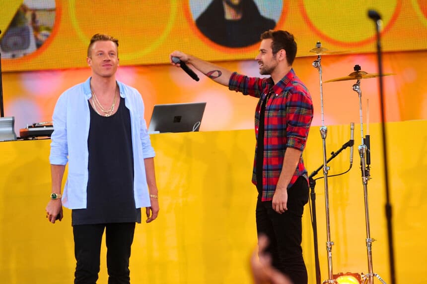 Macklemore (izquierda) y Ryan Lewis actúan en la serie de conciertos Good Morning America en el Rumsey Playfield de Central Park, Nueva York, el 6 de diciembre de 2013. (Brad Barket/Invision/AP).