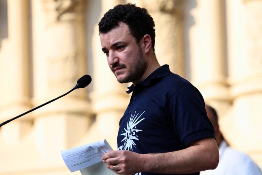 Mahmoud Khalil, estudiante de posgrado de la Universidad de Columbia, habla en una manifestación para darle la bienvenida a casa tras ser liberado de la custodia migratoria, frente a la Catedral de San Juan el Divino en la ciudad de Nueva York el 22 de junio de 2025. (Caitlin Ochs/Reuters).