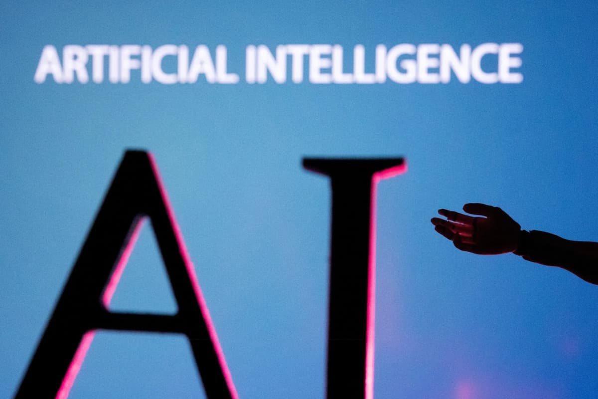 Una mano robótica se extiende hacia las letras IA (inteligencia artificial) en una imagen tomada en un lugar no revelado el 23 de junio de 2023. (Dado Ruvic/Reuters).