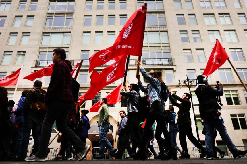 Miembros de los Socialistas Democráticos de América se reúnen frente a un edificio propiedad del presidente Donald Trump el Primero de Mayo en la ciudad de Nueva York, el 1 de mayo de 2019. (Spencer Platt/Getty Images).